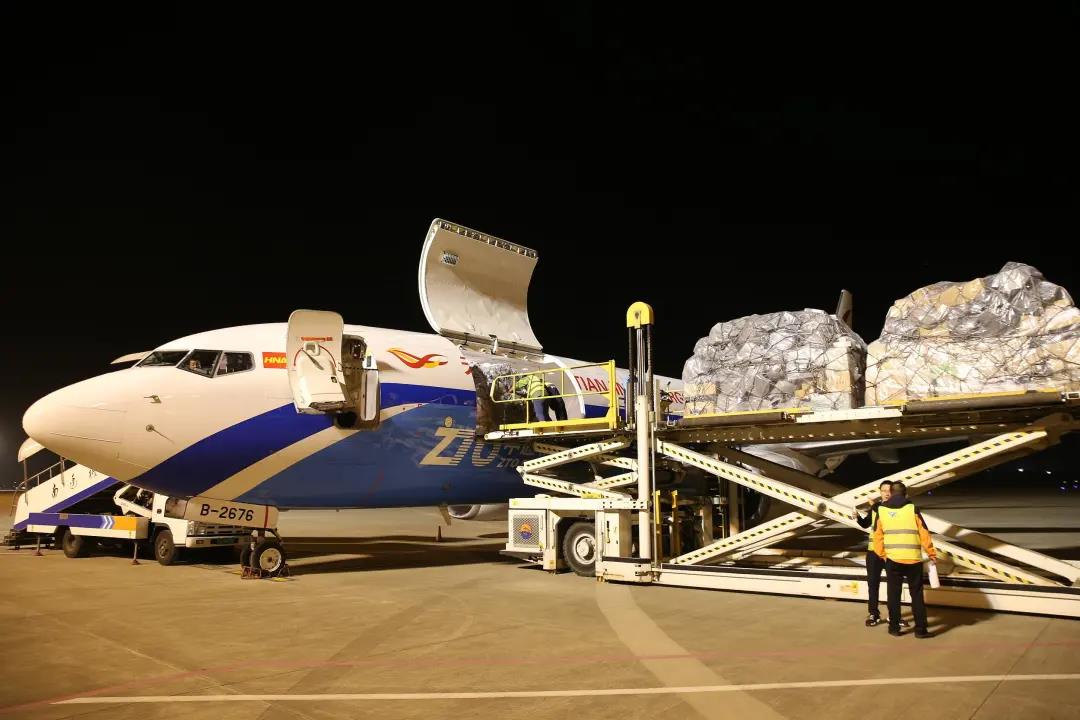 航空货运破局 “吃瓜看空战”